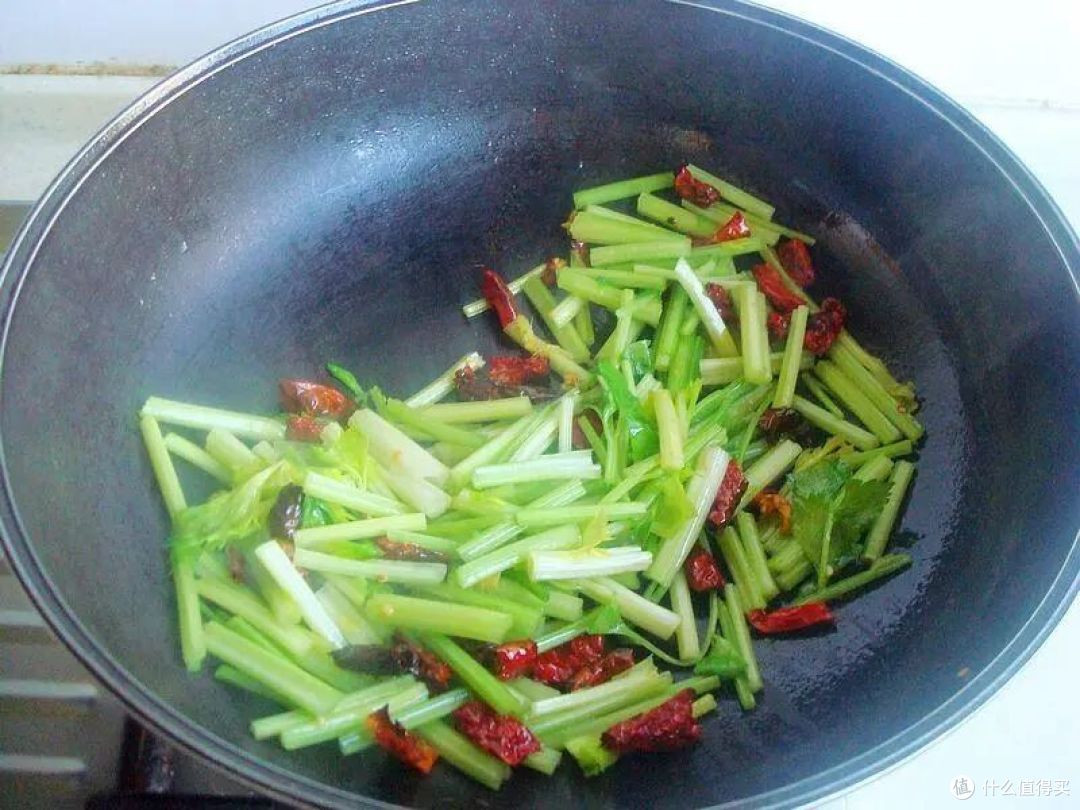 一把芹菜,一块鱼,鲜美又好吃,做法真简单,十几分钟就上桌