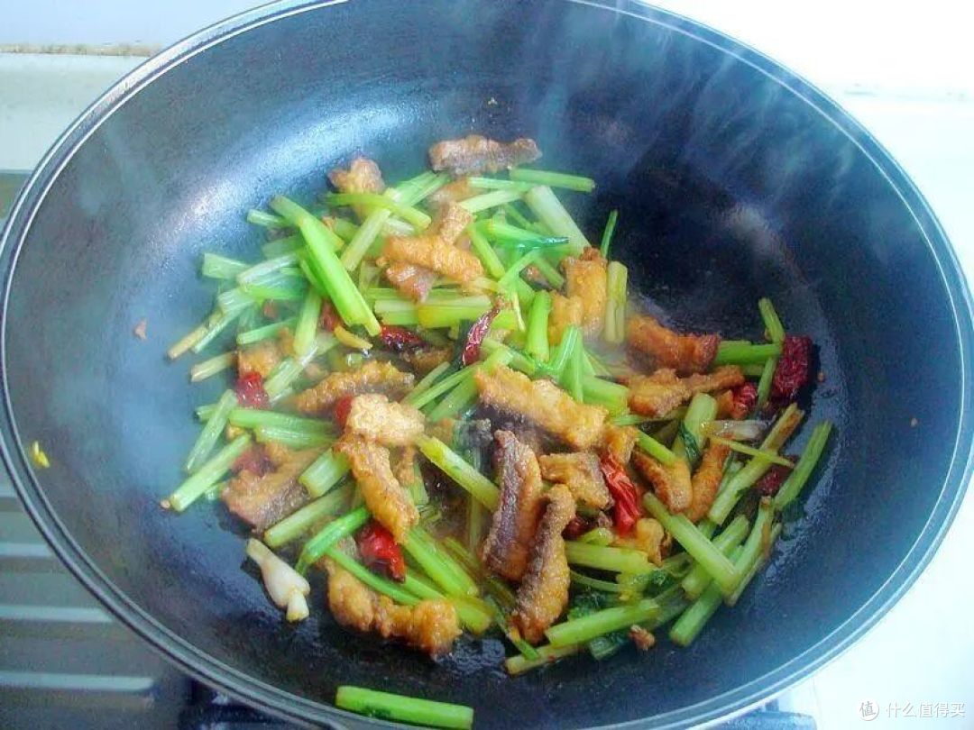 一把芹菜,一块鱼,鲜美又好吃,做法真简单,十几分钟就上桌