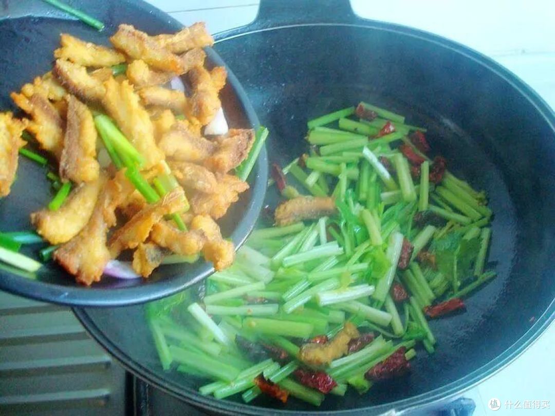 一把芹菜,一块鱼,鲜美又好吃,做法真简单,十几分钟就上桌