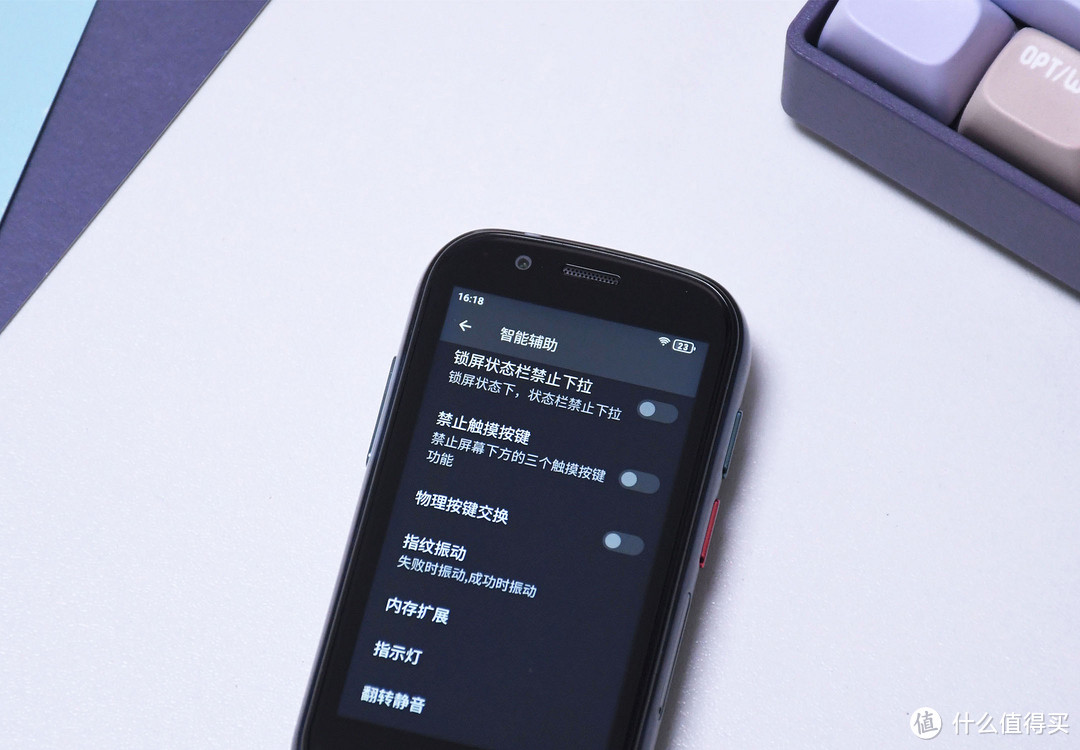 设计挺“脑洞”的迷你手机!透明机身,背面还设计了两个LED灯带