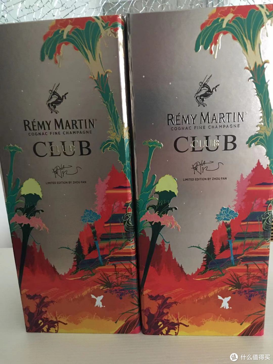 又到了一年一度的中秋了,4号晚上买了两瓶人头马CLUB的中秋礼盒限量版的白兰地!!!