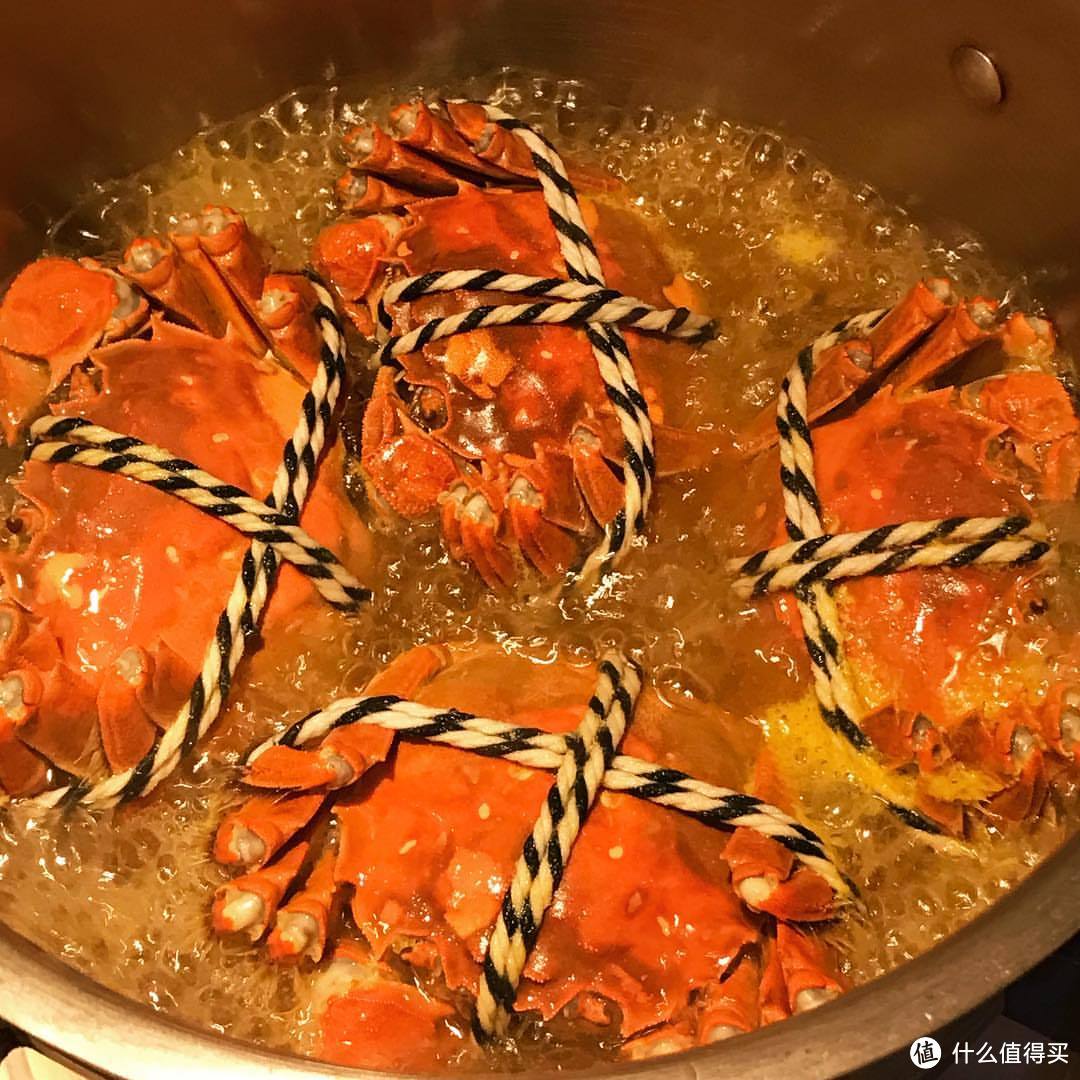 自己烹饪大闸蟹，品尝这难得一见的美味。