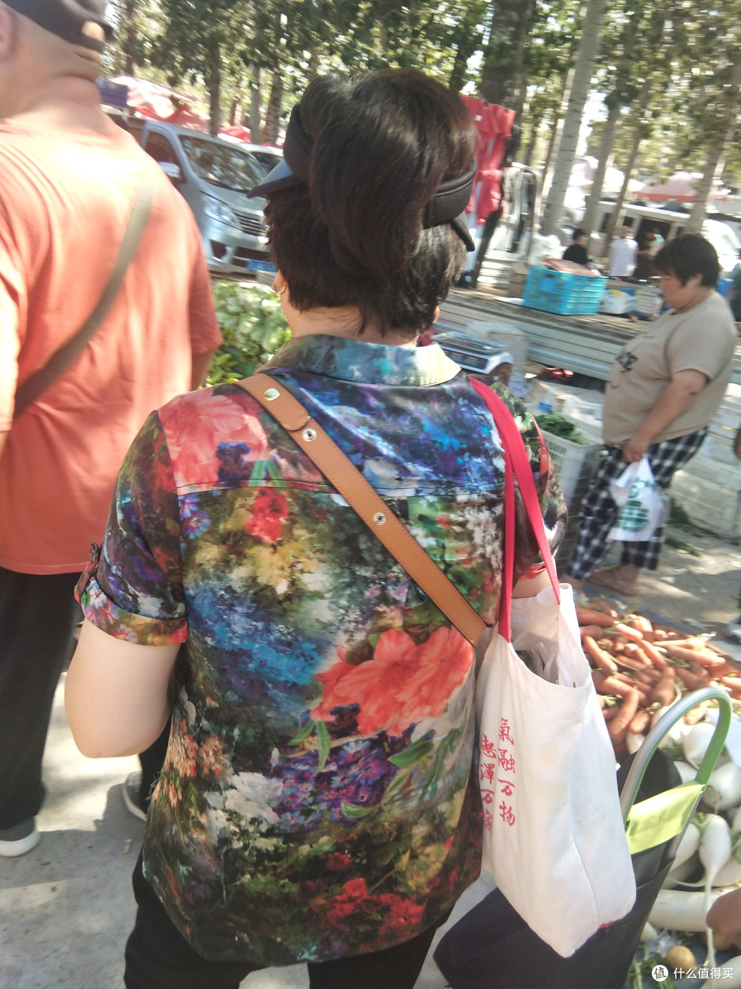 集市的阳光玫瑰葡萄,胡萝卜,石榴都很好吃
