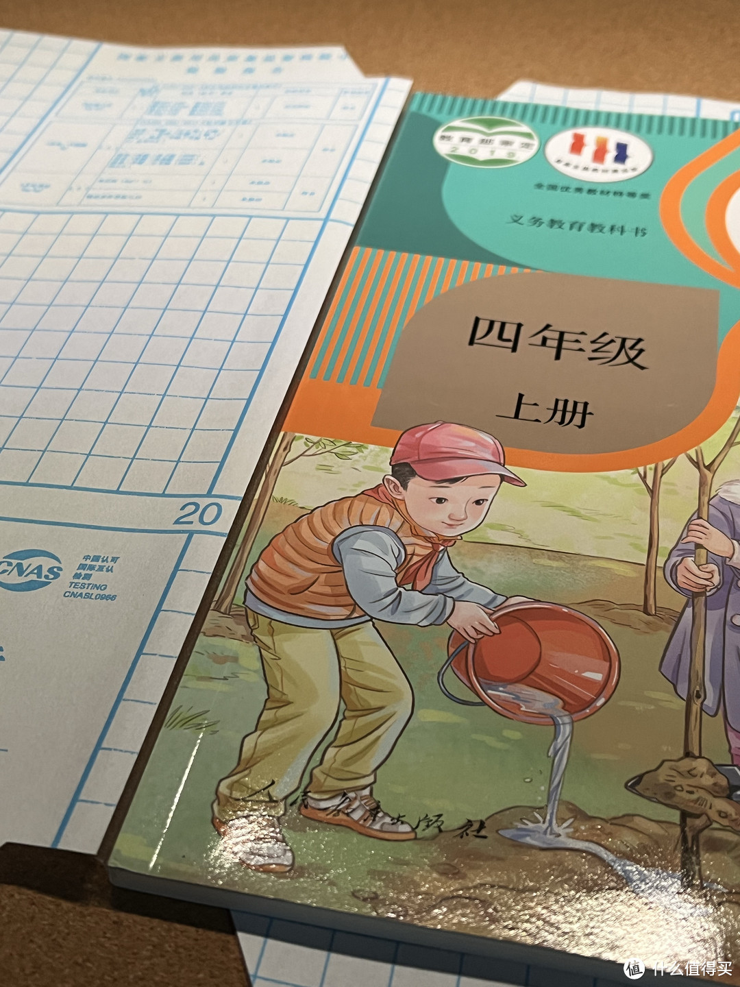 开学季,家长又多了一件事做:包书皮~
