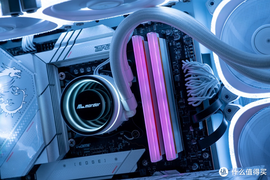 冰晶果冻RGB白色电竞灯条，光威 神策RGB 皓月白 DDR5 6400 内存开箱简测