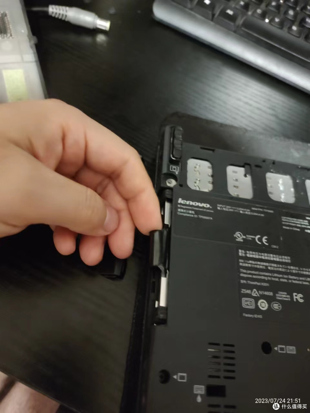 X201i的硬盘位设计的非常科学，盖子扣开直接就能带着硬盘支架整体抽出来