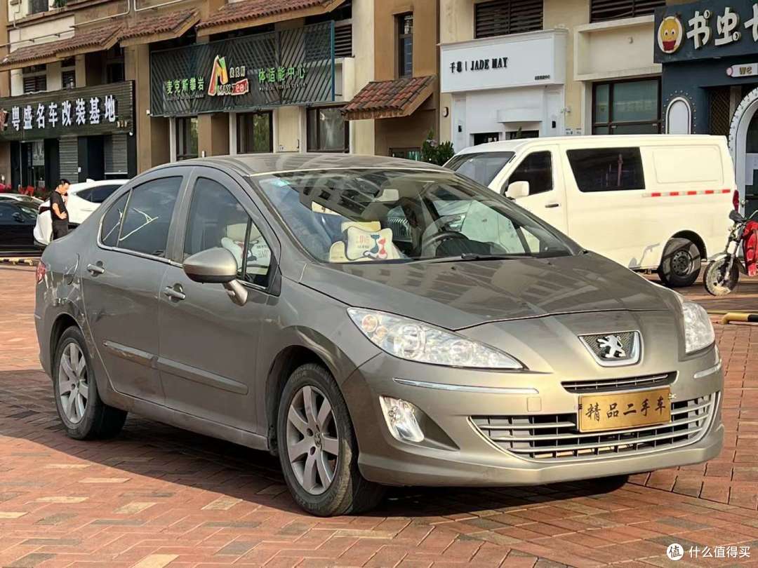 以下是关于标致408车身设计的一些特点