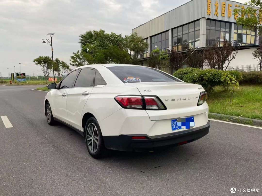 启辰D60的内饰设计通常追求简洁、现代和实用。以下是该车型内饰设计的一些常见特点