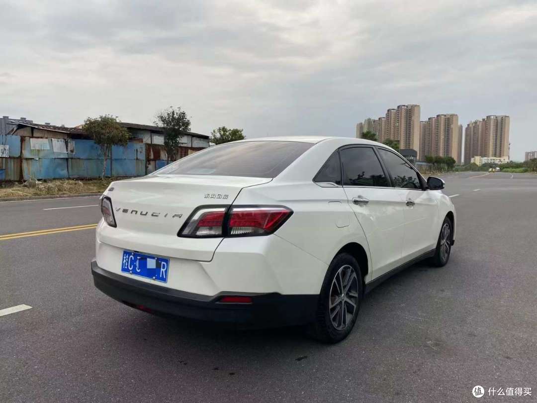 启辰D60的内饰设计通常追求简洁、现代和实用。以下是该车型内饰设计的一些常见特点