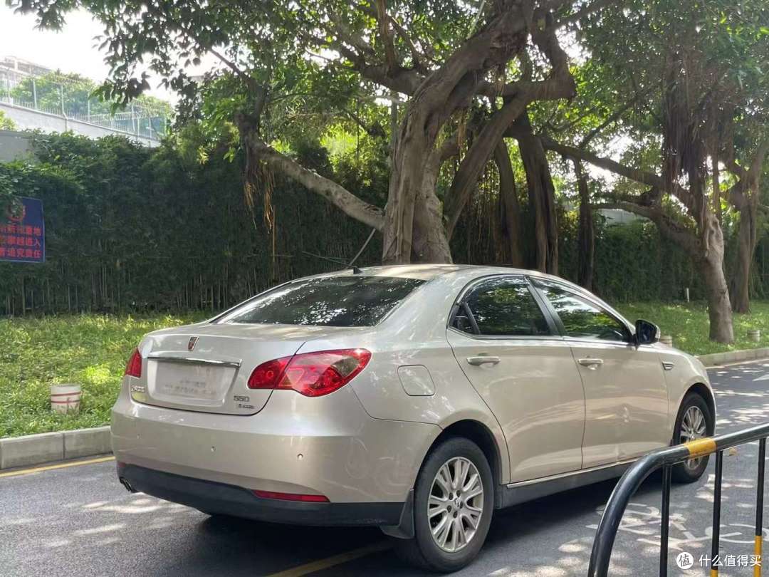 荣威550的中控设计注重简约、实用和功能性，以下是关于其中控设计的一些常见特点和描述
