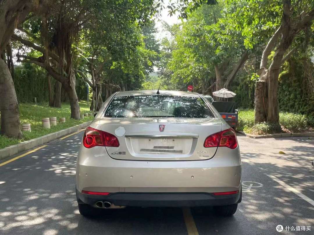 荣威550的中控设计注重简约、实用和功能性，以下是关于其中控设计的一些常见特点和描述