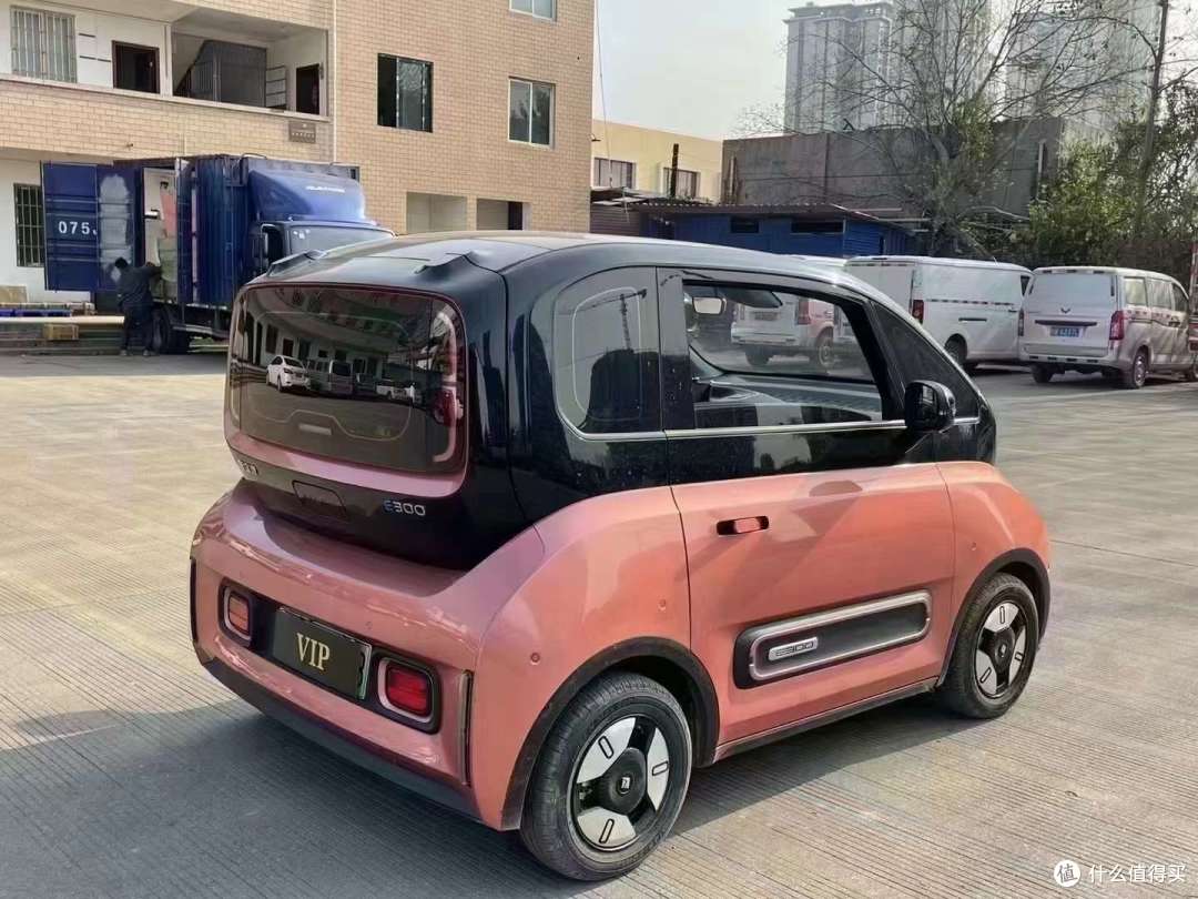 以下是关于宝骏e300前脸设计的详细描述
