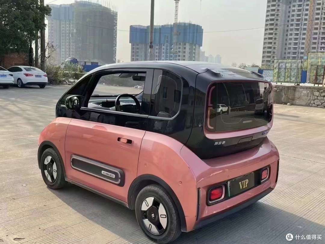 以下是关于宝骏e300前脸设计的详细描述