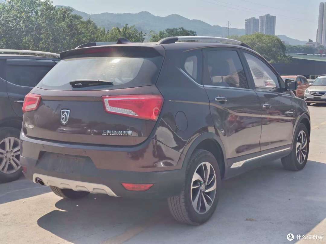 以下是关于宝骏560中网格栅设计的详细描述