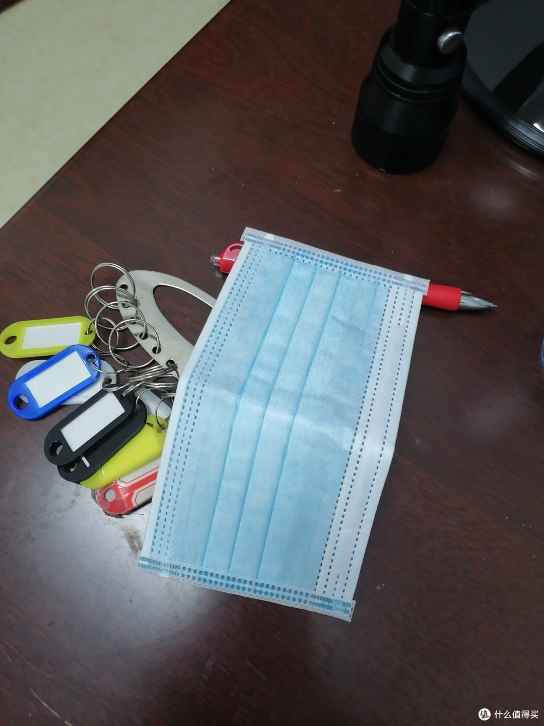 以下是一些关于佩戴口罩的注意事项