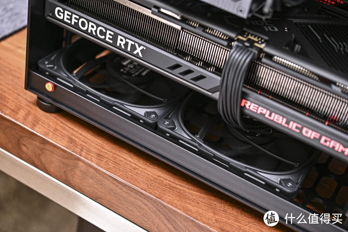 把 EATX 主板装进 25 升机箱——ROG X670E-EXTREME+船长 V12 装机展示