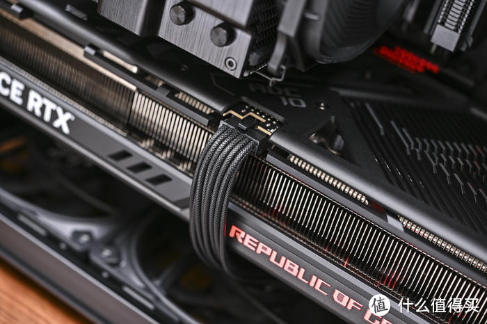 把 EATX 主板装进 25 升机箱——ROG X670E-EXTREME+船长 V12 装机展示