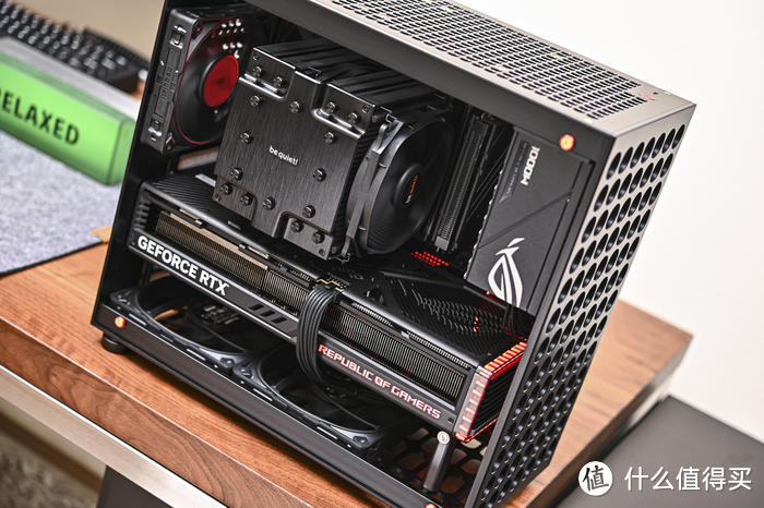 把 EATX 主板装进 25 升机箱——ROG X670E-EXTREME+船长 V12 装机展示