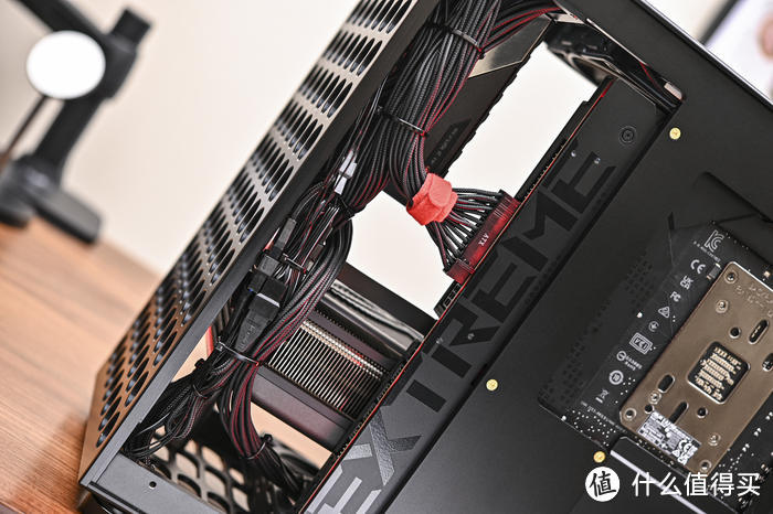 把 EATX 主板装进 25 升机箱——ROG X670E-EXTREME+船长 V12 装机展示