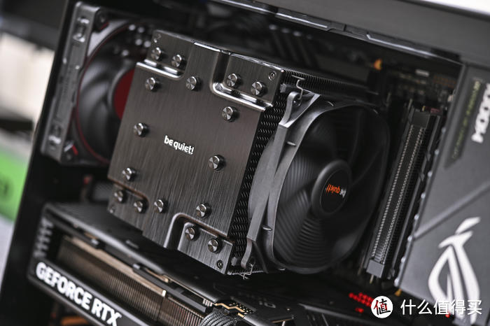 把 EATX 主板装进 25 升机箱——ROG X670E-EXTREME+船长 V12 装机展示