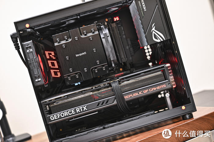 把 EATX 主板装进 25 升机箱——ROG X670E-EXTREME+船长 V12 装机展示