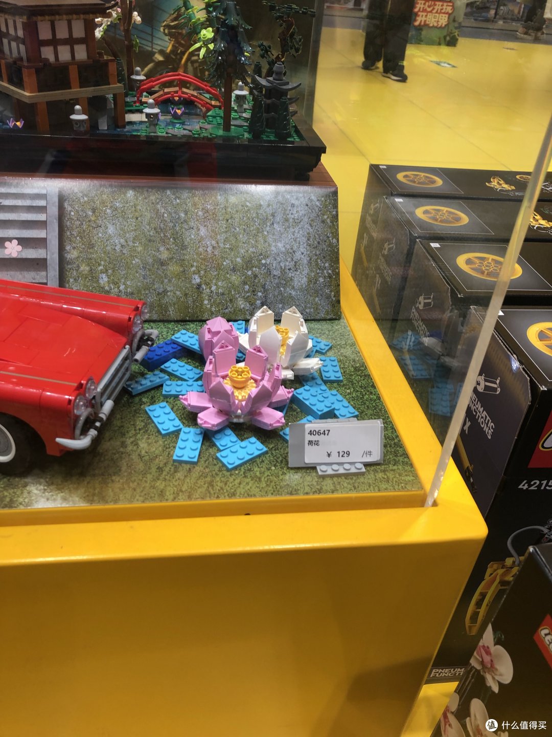 乐高积木店红色跑车,粉色莲花真好看