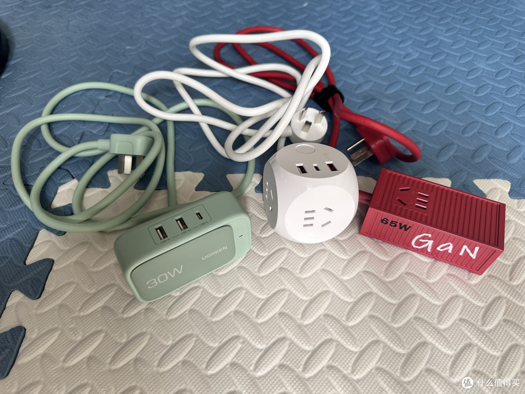 三种风格的桌面型充电器,这几款都不错。UIBI集装箱65W、绿联魔盒30W、京造魔方18W使用报告。
