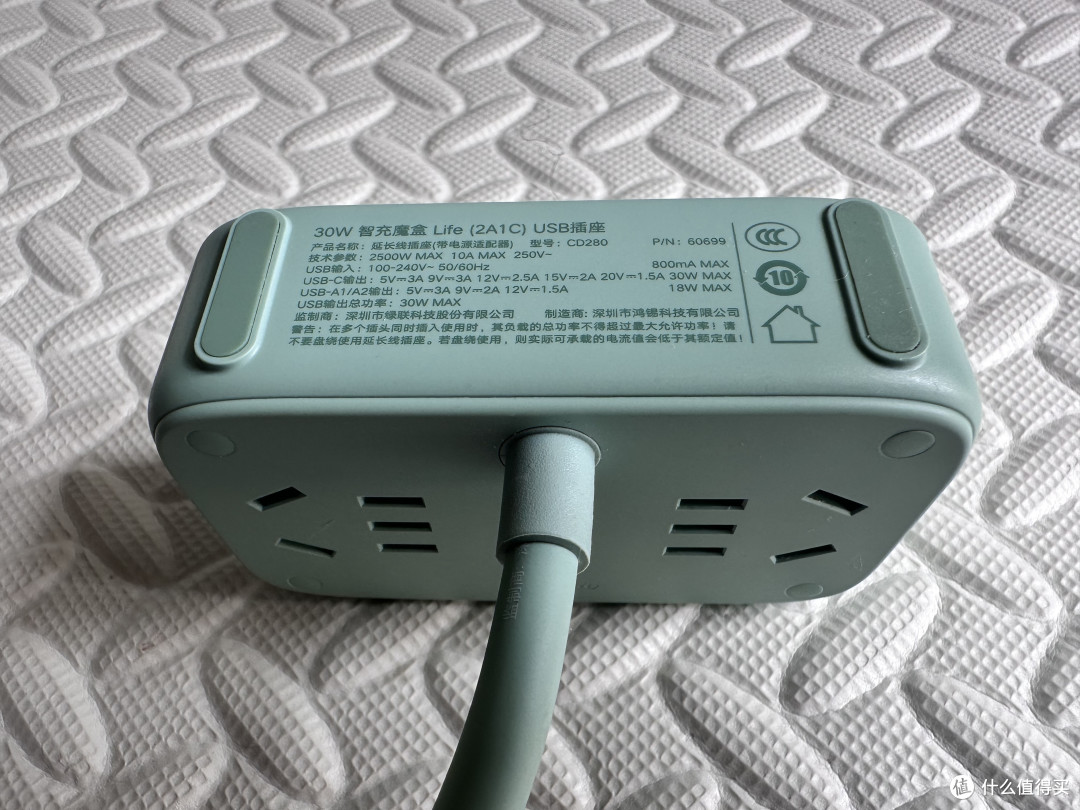 三种风格的桌面型充电器,这几款都不错。UIBI集装箱65W、绿联魔盒30W、京造魔方18W使用报告。