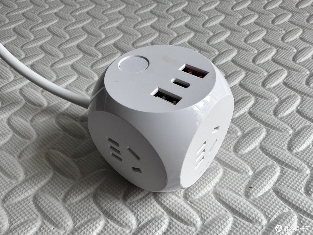 三种风格的桌面型充电器,这几款都不错。UIBI集装箱65W、绿联魔盒30W、京造魔方18W使用报告。