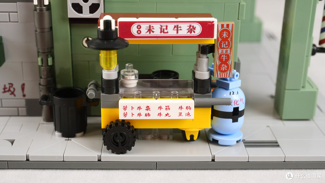 用4200片积木搭建的80年代街景表现如何呢？