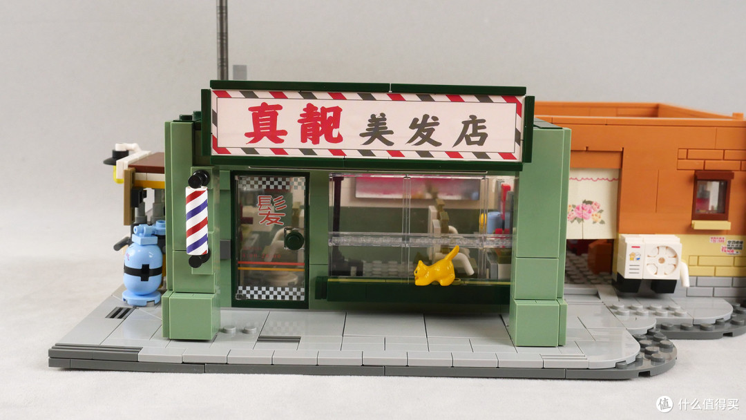 用4200片积木搭建的80年代街景表现如何呢？