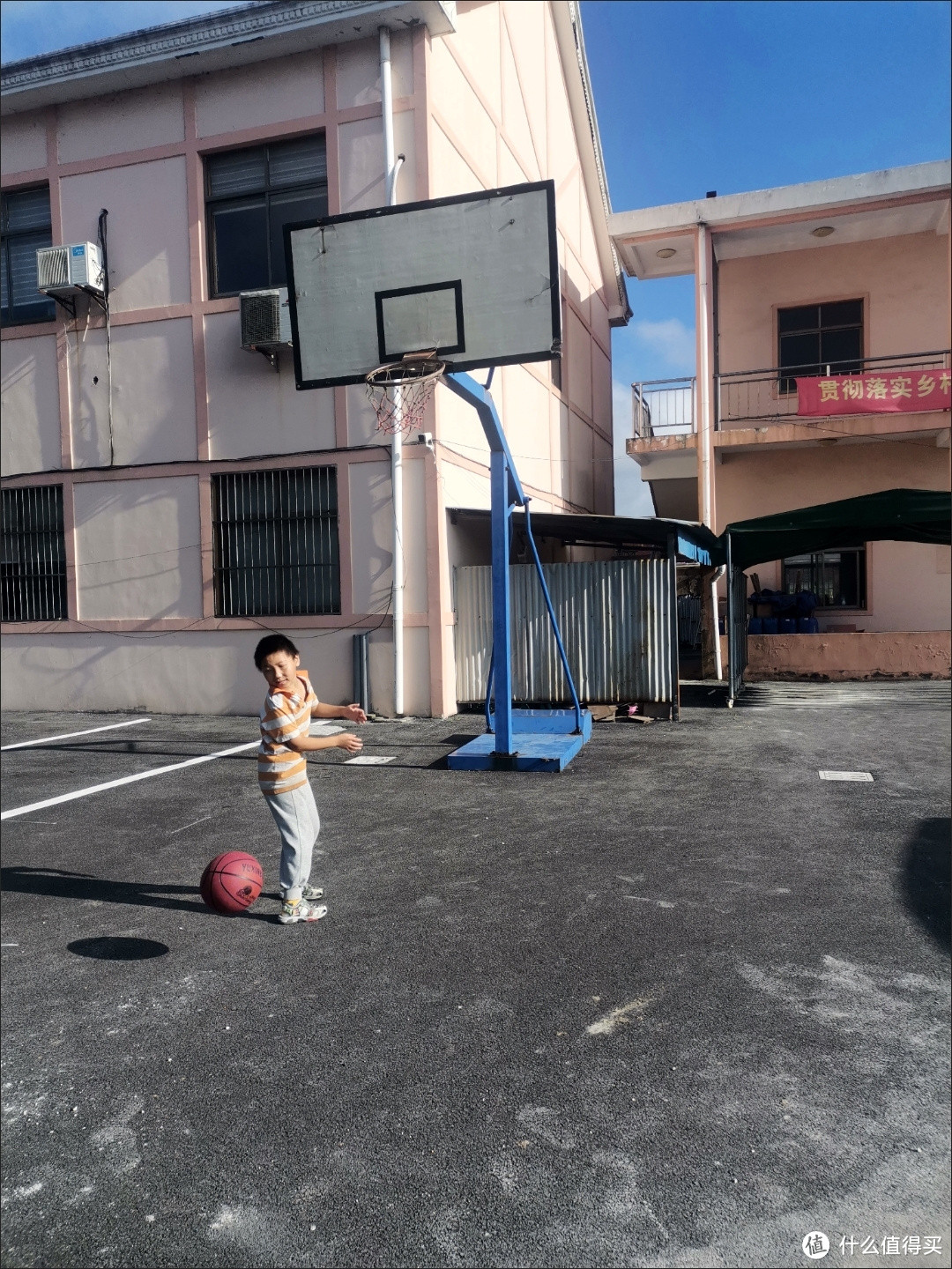 每天都要坚持和孩子一起去篮球场打篮球