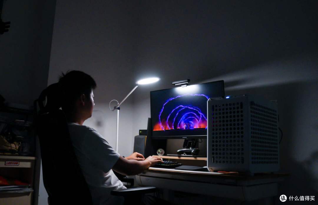 光线舒适、智能调光:书客L1护眼台灯