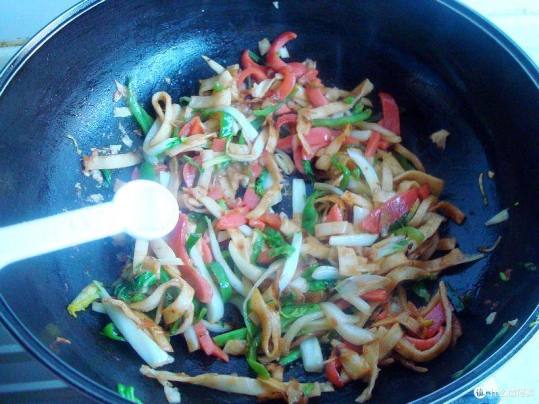 炒饼有技巧，下锅前多加一步骤，不粘锅又入味，劲道又好吃