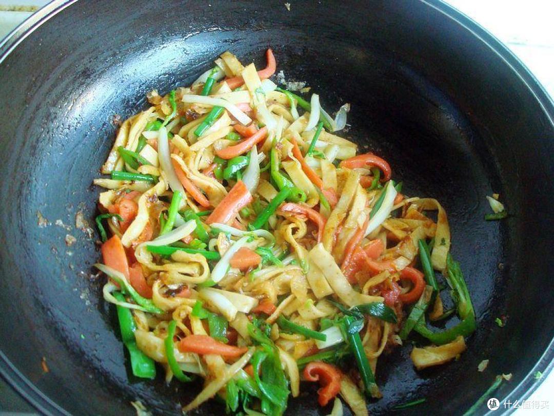 炒饼有技巧，下锅前多加一步骤，不粘锅又入味，劲道又好吃
