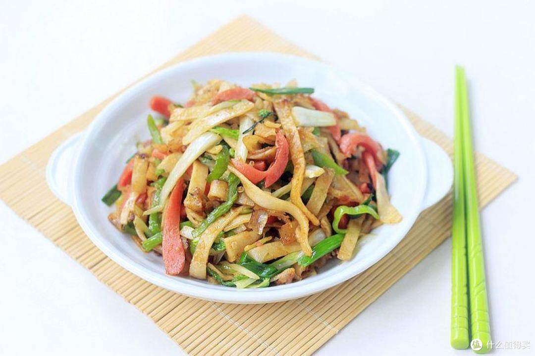 炒饼有技巧，下锅前多加一步骤，不粘锅又入味，劲道又好吃