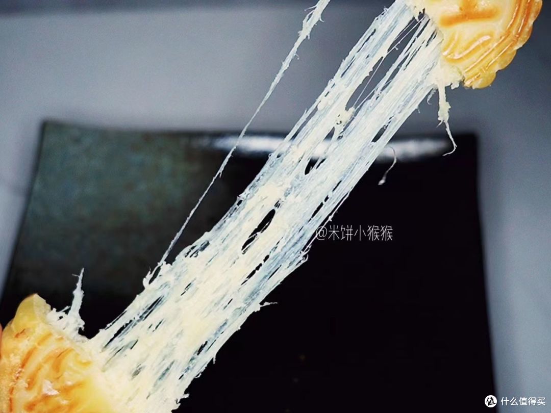与奶乎乎的月饼一起,过个奶香四溢的中秋节吧!| 不一样的月饼 | 这个月饼还会拉丝儿!