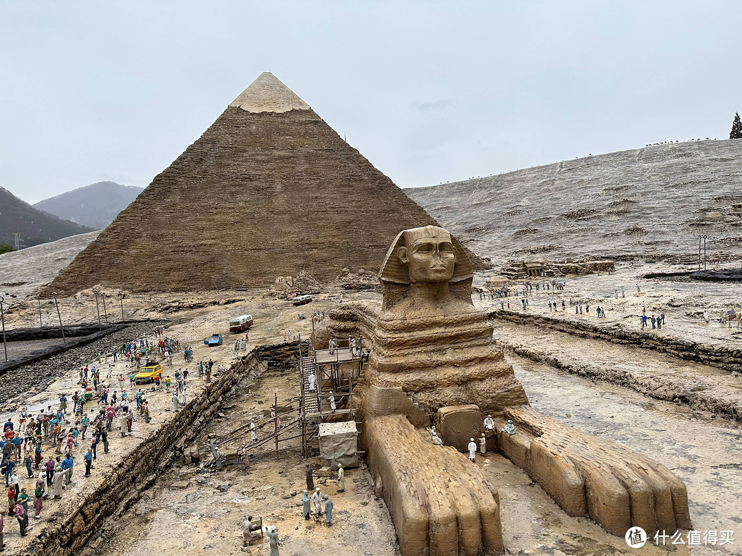 埃及吉萨金字塔和狮身人面像的考古现场，竟然还有围观群众