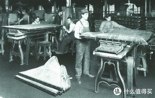1876年席梦思先生和9个员工开始生产钢丝床垫