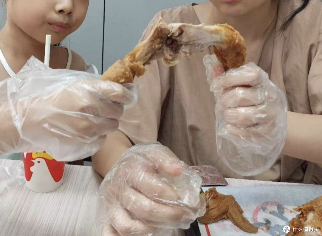 华莱士吃炸鸡:口感酥脆,香味四溢,果然不一样!