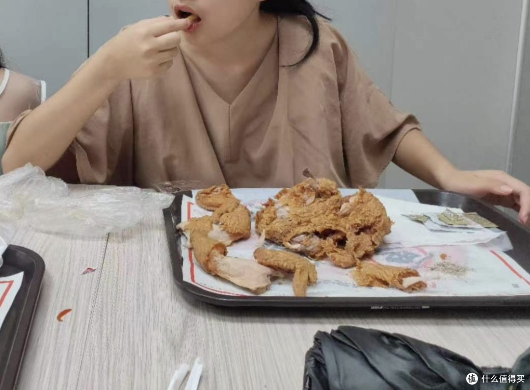 华莱士吃炸鸡:口感酥脆,香味四溢,果然不一样!