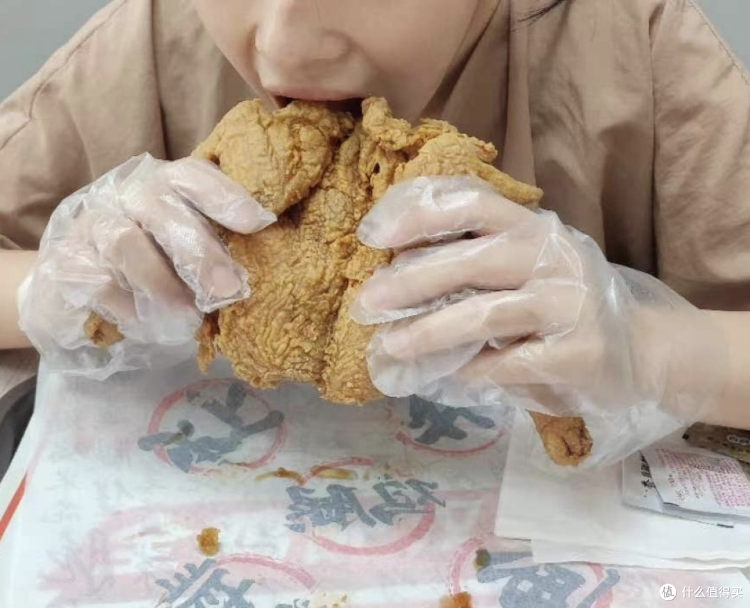 华莱士吃炸鸡:口感酥脆,香味四溢,果然不一样!