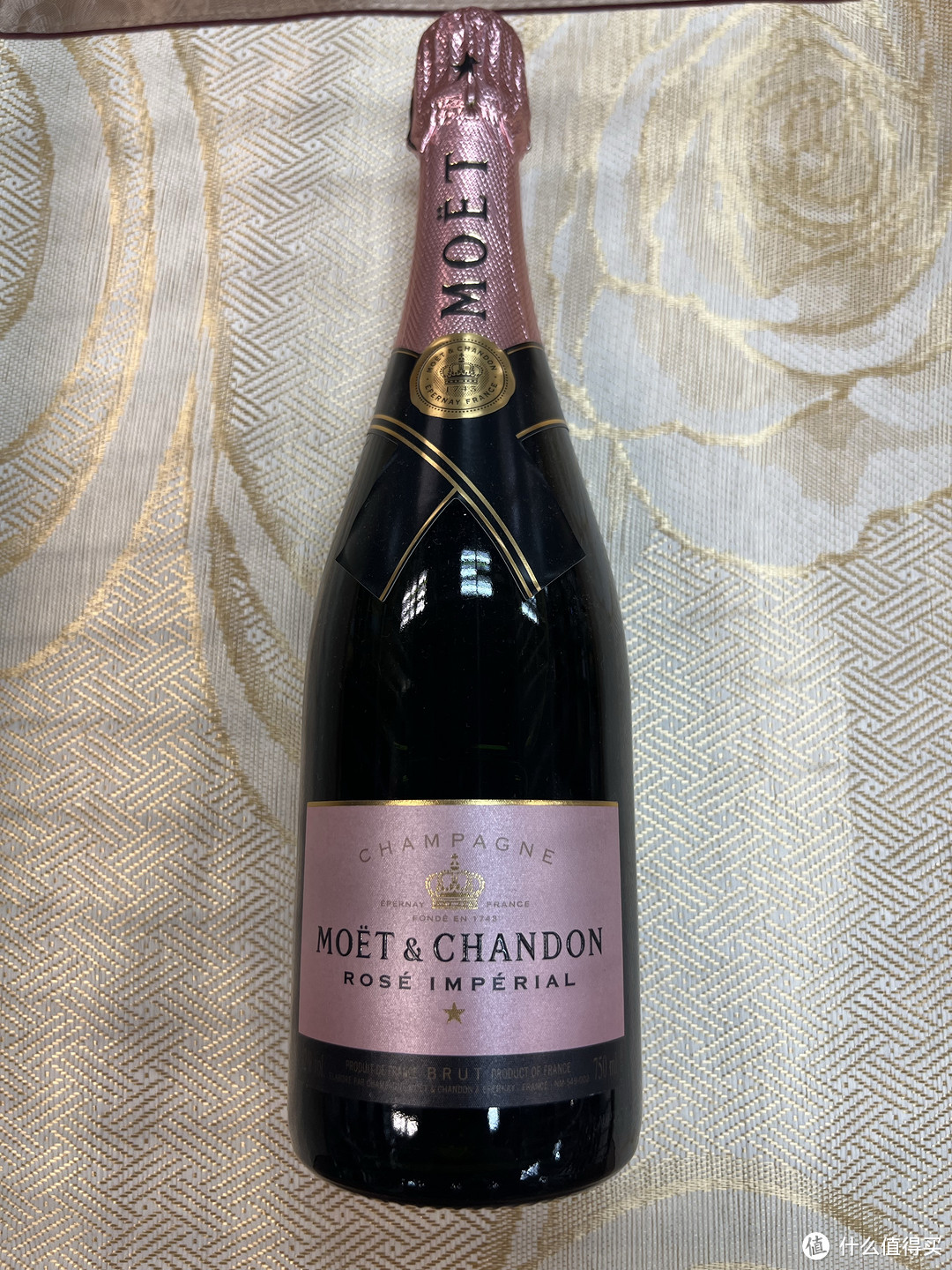 国庆假期最后一天，来一瓶法国酩悦粉色香槟，享受奢华的法国浪漫色彩！
