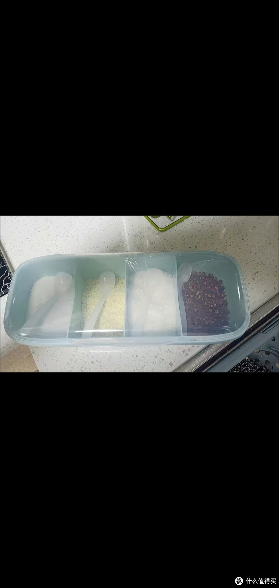 超级方便的厨房调料盒：精巧设计，四个格子，便于收纳与使用