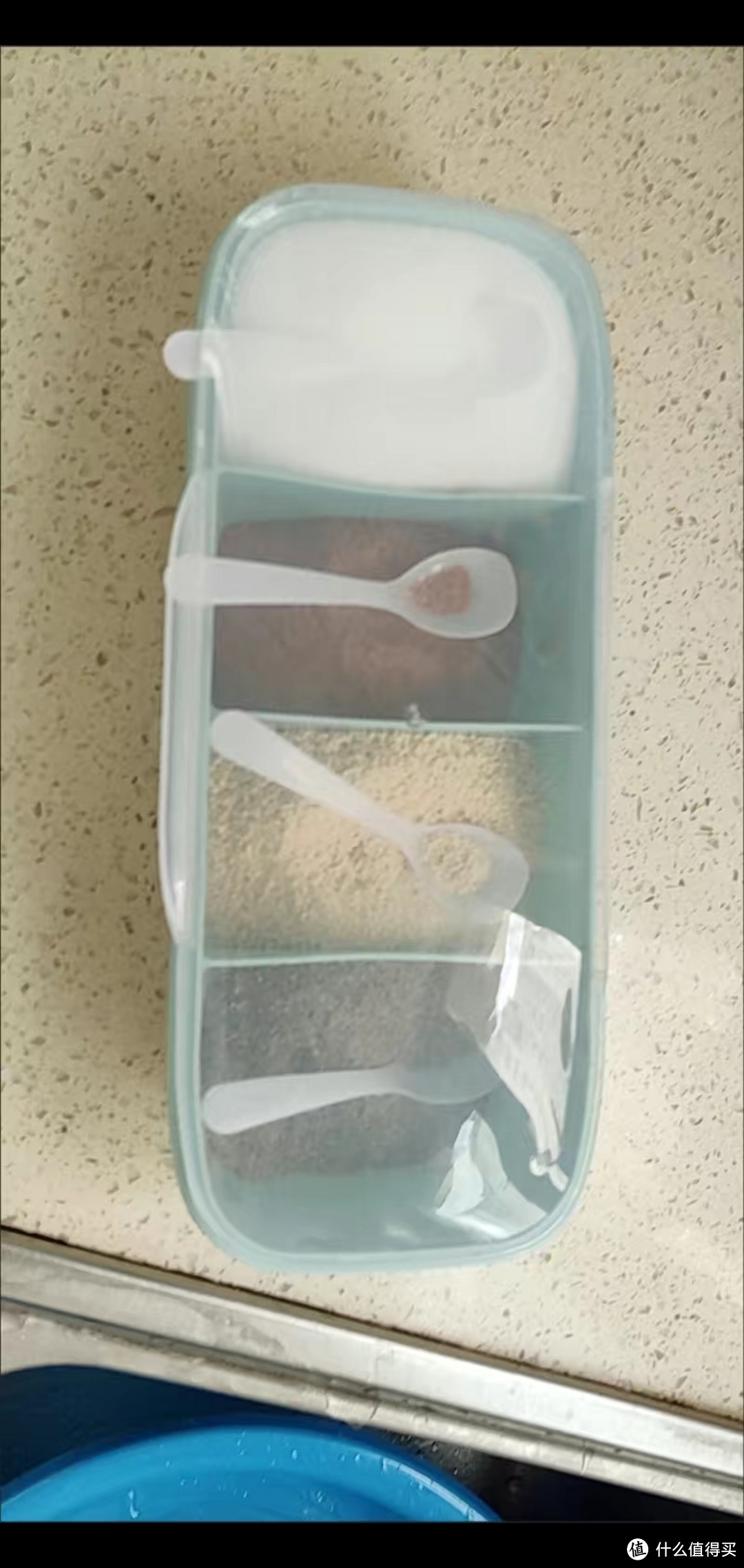 超级方便的厨房调料盒：精巧设计，四个格子，便于收纳与使用