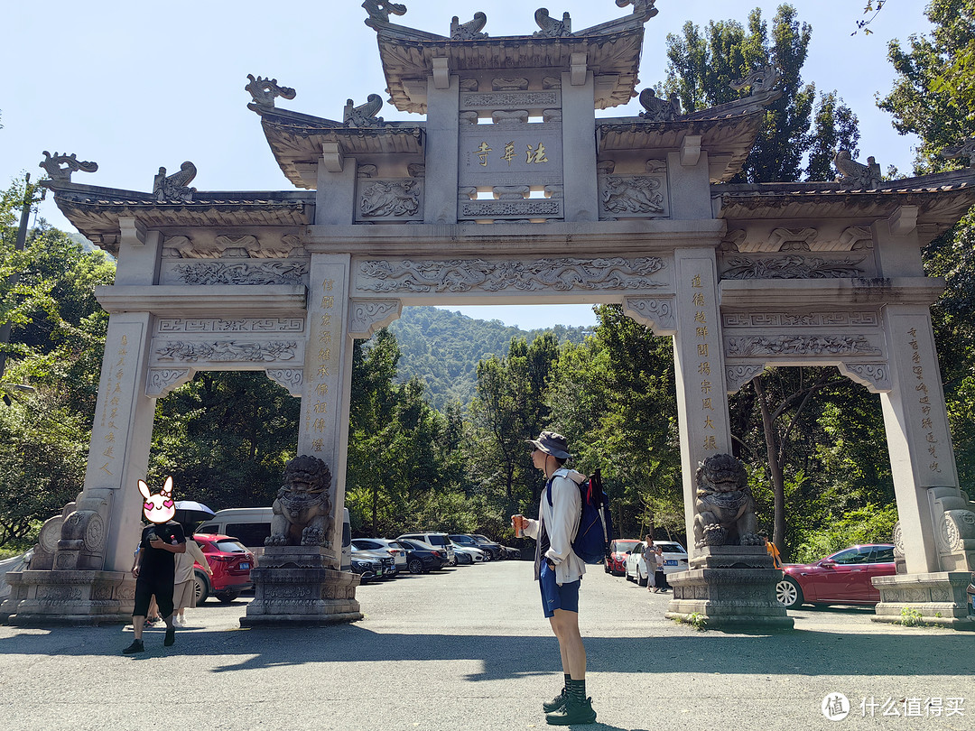 在秋意如画中徒步西湖美景：一场说走就走的登山之旅及4款徒步好物实战体验