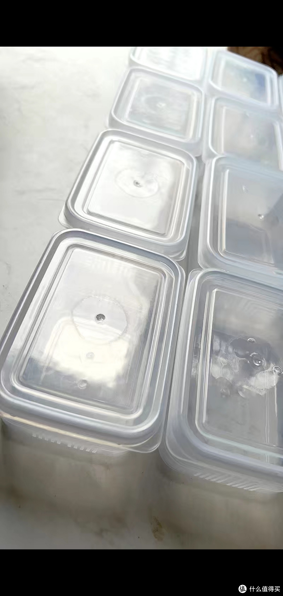 小巧方便的透明塑料食物保鲜盒。