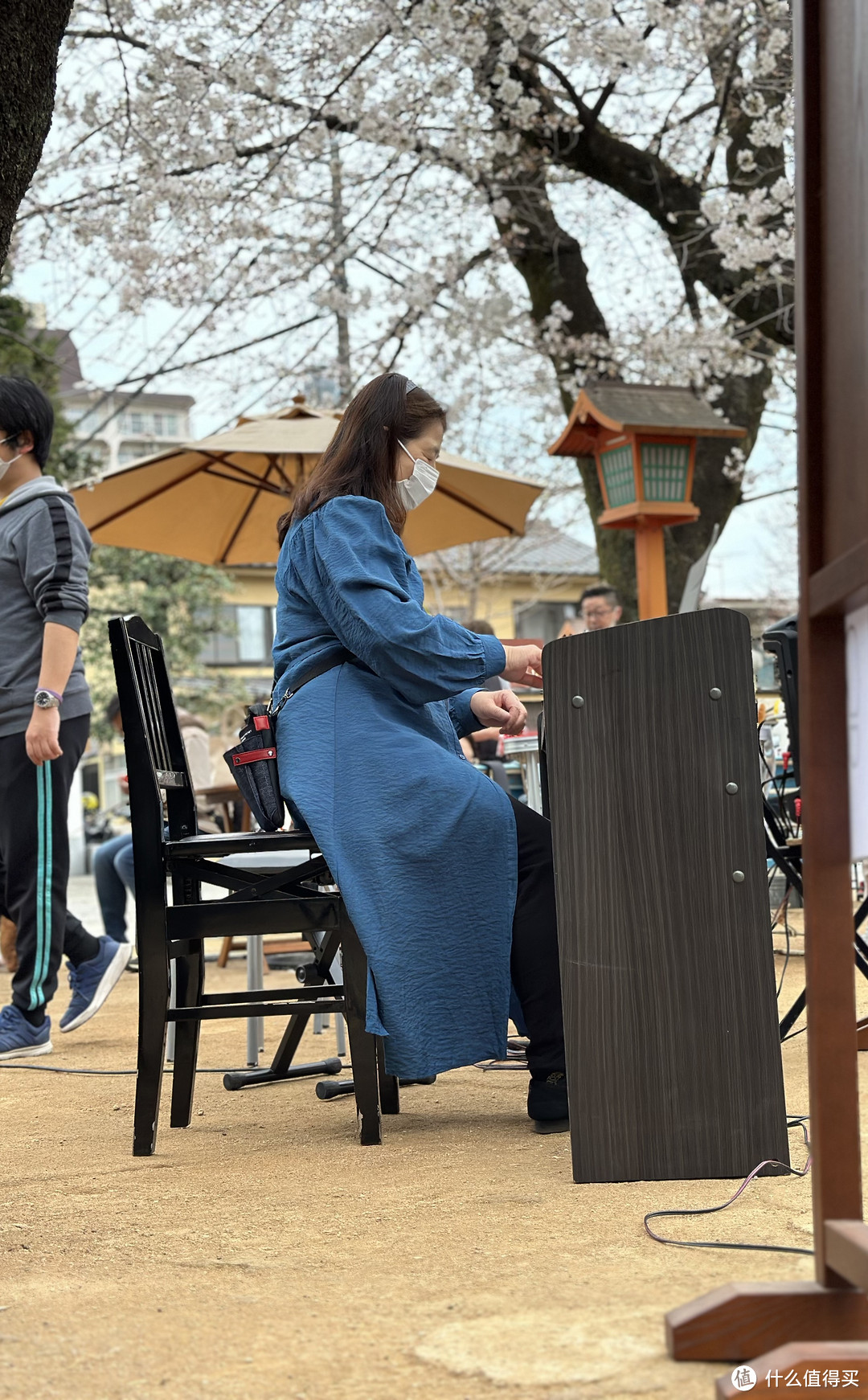 神社空地上有公益活动，比起和服小姐姐，看人弹琴是更合胃口的