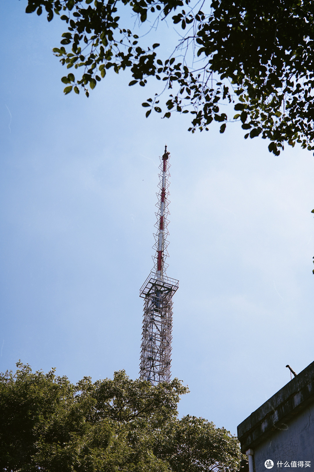 北高峰上浙江电视集团的电视发射塔，如今成为了著名的地标性建筑