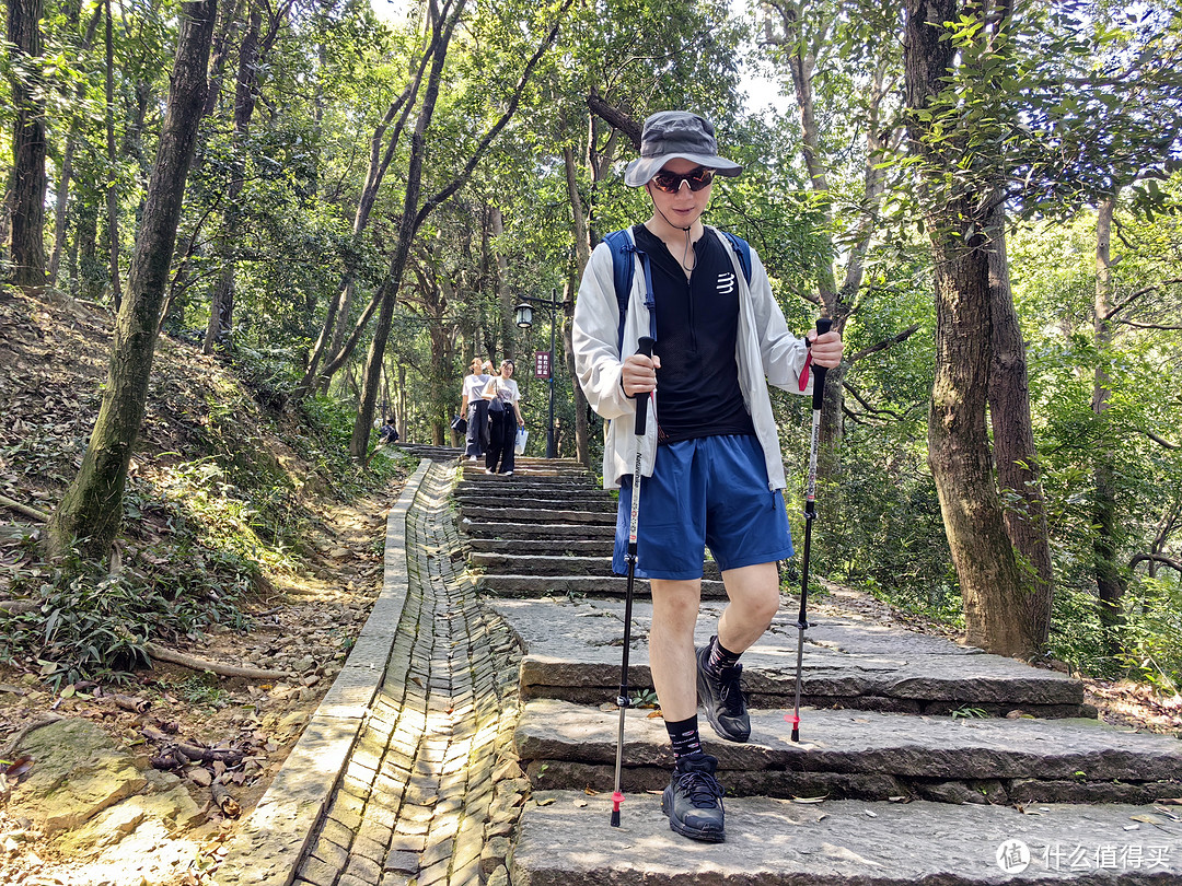 在秋意如画中徒步西湖美景：一场说走就走的登山之旅及4款徒步好物实战体验